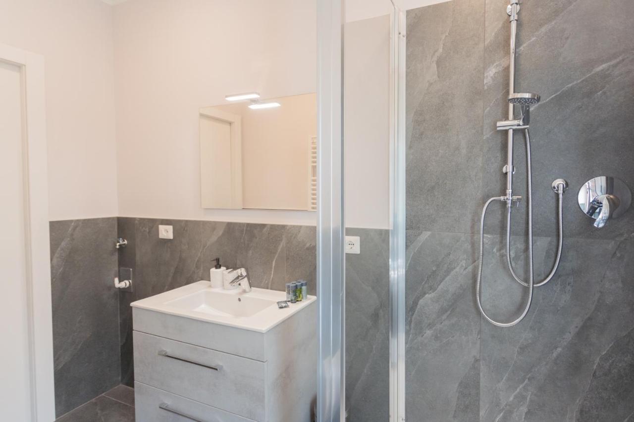 Sant'Agostino Apartments By Rent All Комо Екстер'єр фото