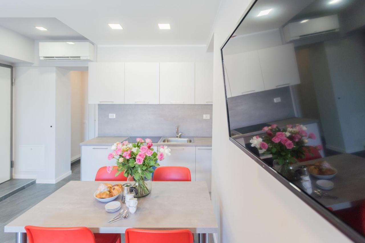 Sant'Agostino Apartments By Rent All Комо Екстер'єр фото