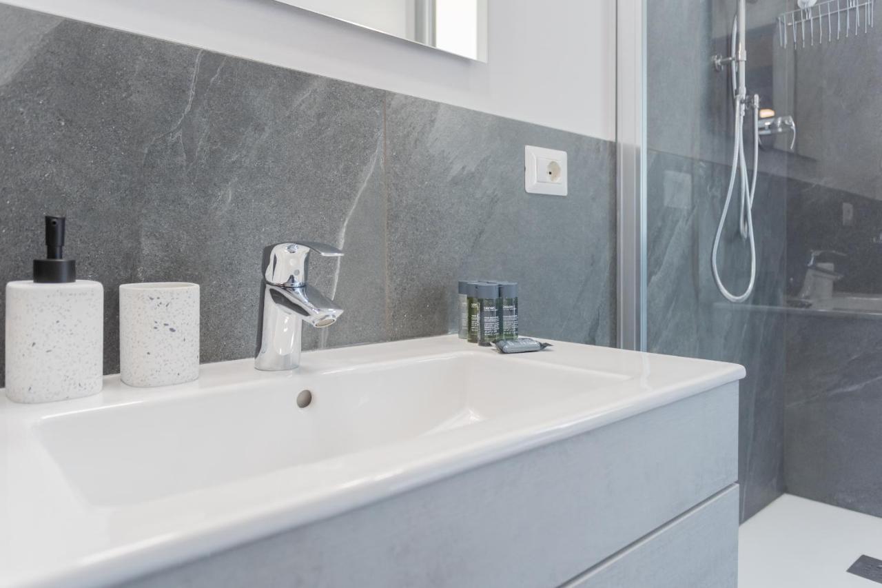 Sant'Agostino Apartments By Rent All Комо Екстер'єр фото