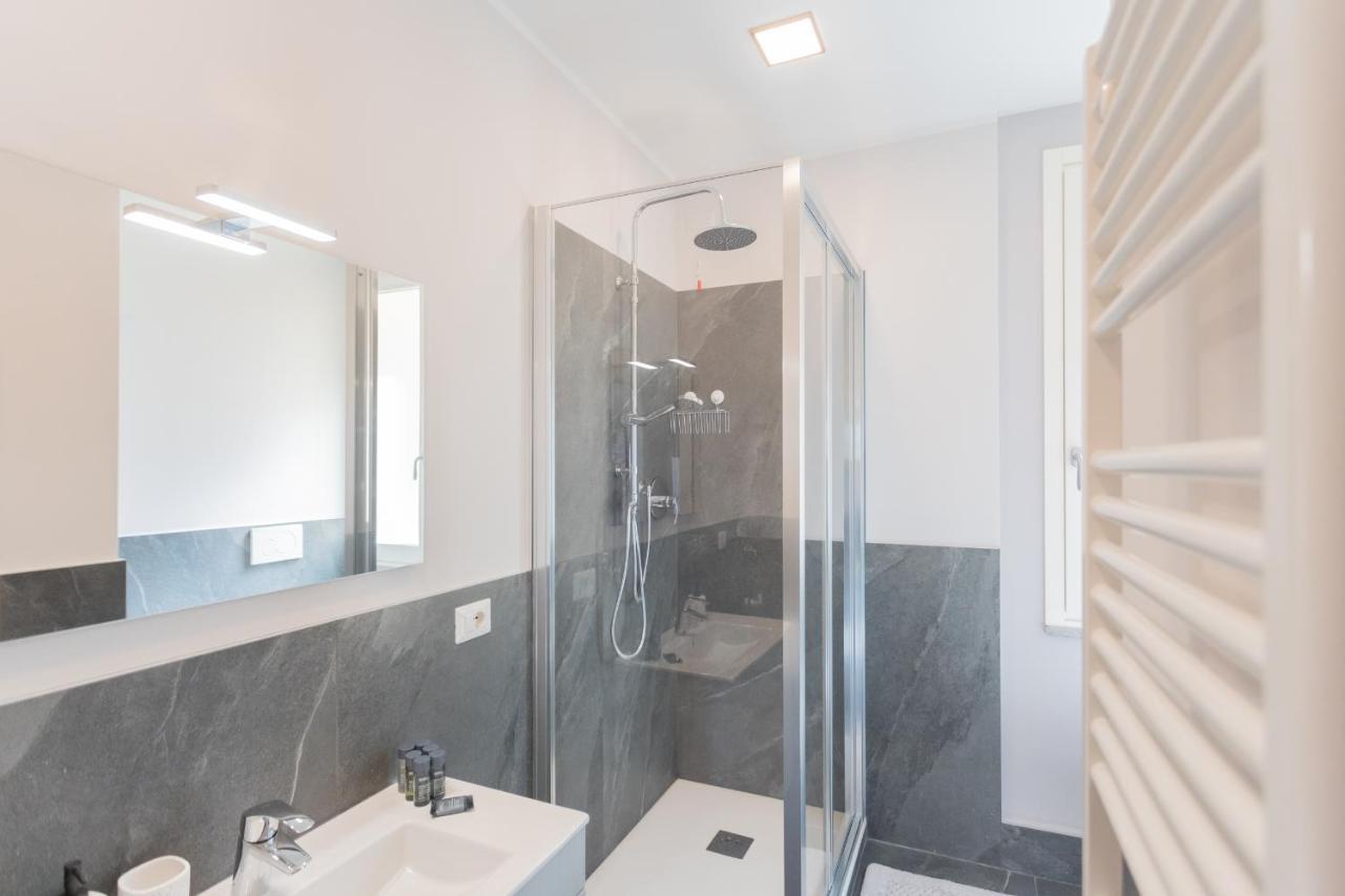 Sant'Agostino Apartments By Rent All Комо Екстер'єр фото